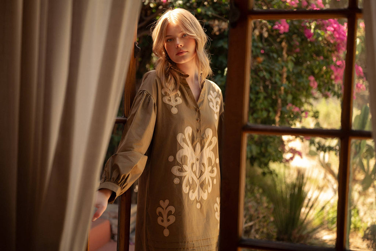 LONG SLEEVE MINI DRESS WITH EMBROIDERED APPLIQUE MDR5236