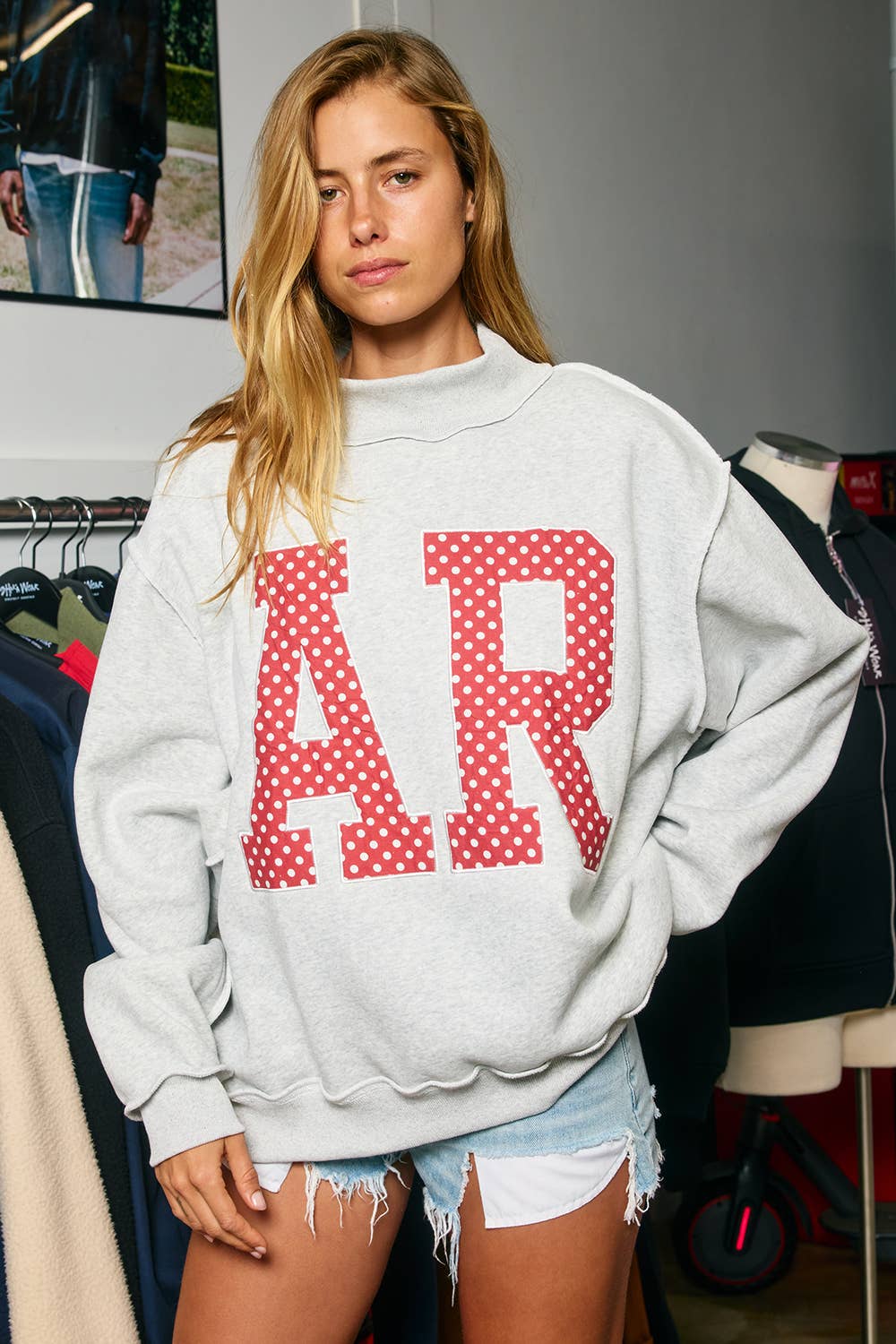 IT2594E-ARPOLKA | 'AR' Applique Patch Mock-Neck Sweatshirt