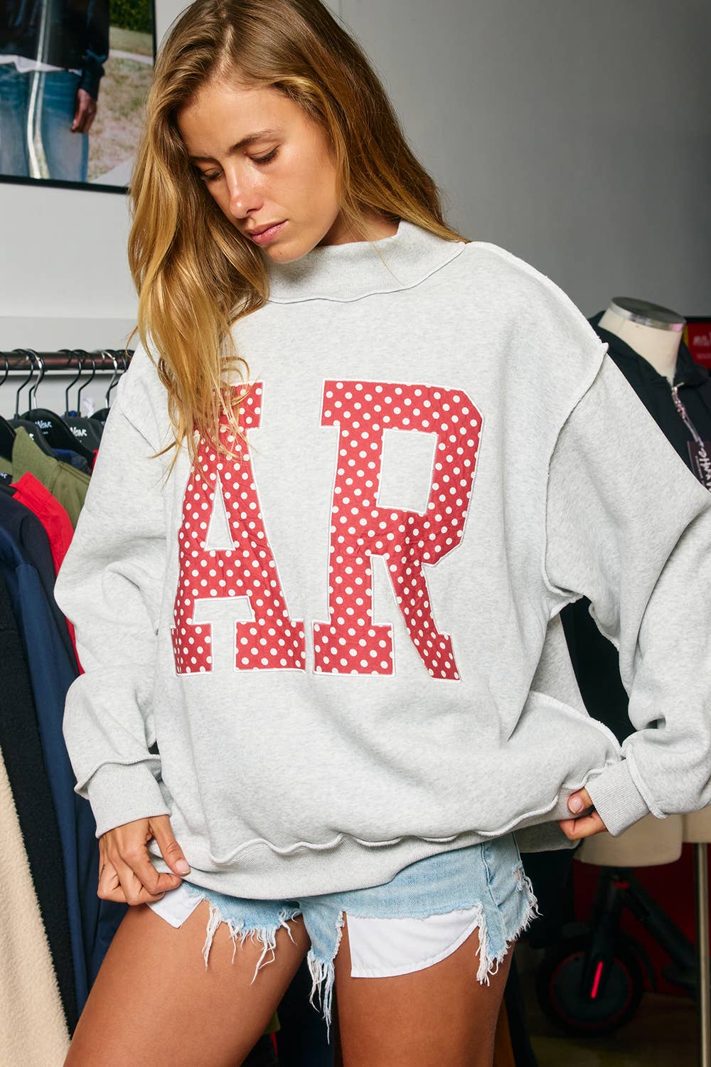 IT2594E-ARPOLKA | 'AR' Applique Patch Mock-Neck Sweatshirt